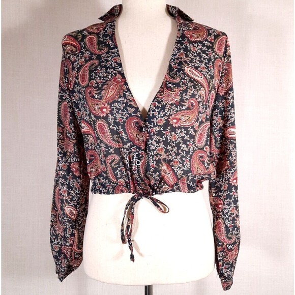 BooHoo Petite SZ 2 Cropped Button-Down Collared Blouse Deep V-Neck Black Paisley - Picture 1 of 10